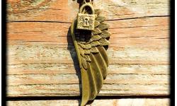 Wing with lock